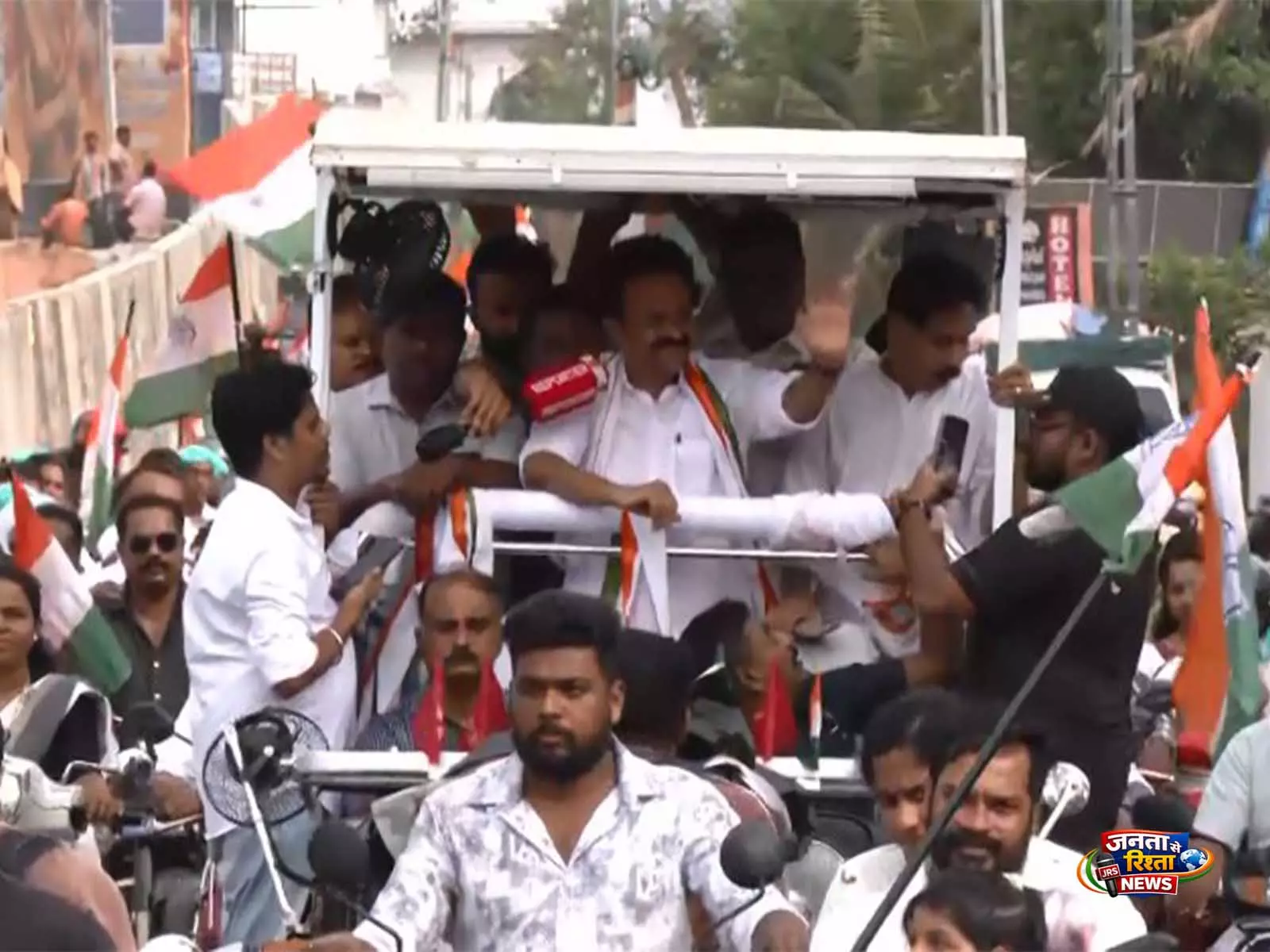 कांग्रेस के नवनिर्वाचित विधायक VD सतीशन ने चुनाव जीतने के बाद पेरावुर में रोड शो किया कांग्रेस के नवनिर्वाचित विधायक VD सतीशन ने चुनाव जीतने के बाद पेरावुर में रोड शो किया