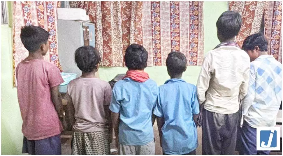 माता-पिता ने ही दलाल को बेच दिए अपने कलेजे के टुकड़े, पुलिस ने 6 मासूमों को सुरक्षित रेस्क्यू किया माता-पिता ने ही दलाल को बेच दिए अपने कलेजे के टुकड़े, पुलिस ने 6 मासूमों को सुरक्षित रेस्क्यू किया