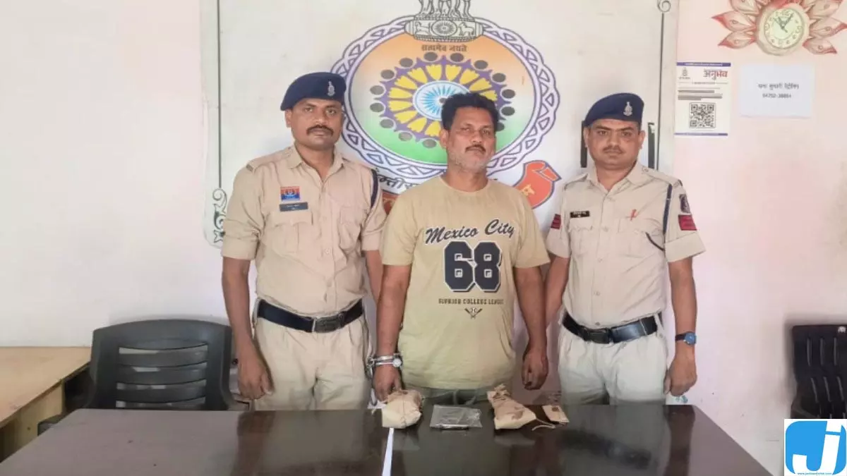 देशी कट्टा और जिंदा कारतूस के साथ युवक गिरफ्तार देशी कट्टा और जिंदा कारतूस के साथ युवक गिरफ्तार