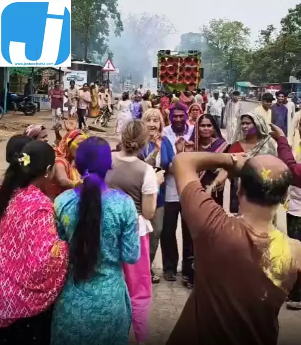 छत्तीसगढ़ के विवाह समारोह में विदेशी मेहमानों ने लगाया डांस का तड़का छत्तीसगढ़ के विवाह समारोह में विदेशी मेहमानों ने लगाया डांस का तड़का