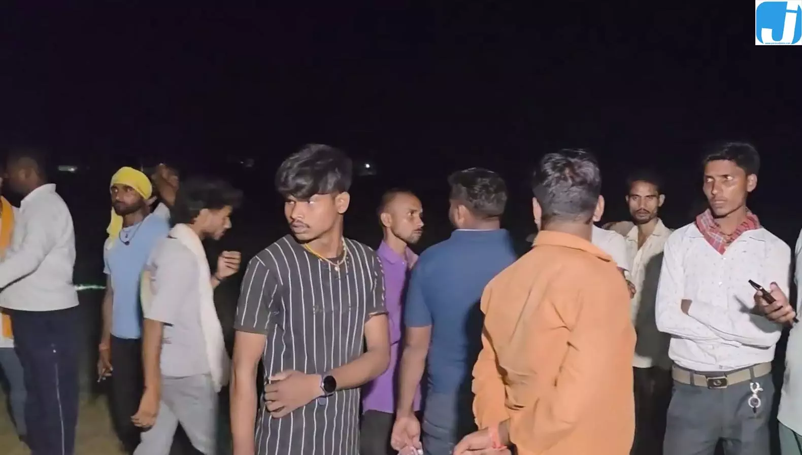 यमुना में बड़ा हादसा, शादी से लौट रही नाव नदी में पलटी यमुना में बड़ा हादसा, शादी से लौट रही नाव नदी में पलटी