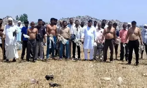 Hansi: डंपिंग स्टेशन में कचरा डालने पर किसानों का प्रदर्शन Hansi: डंपिंग स्टेशन में कचरा डालने पर किसानों का प्रदर्शन