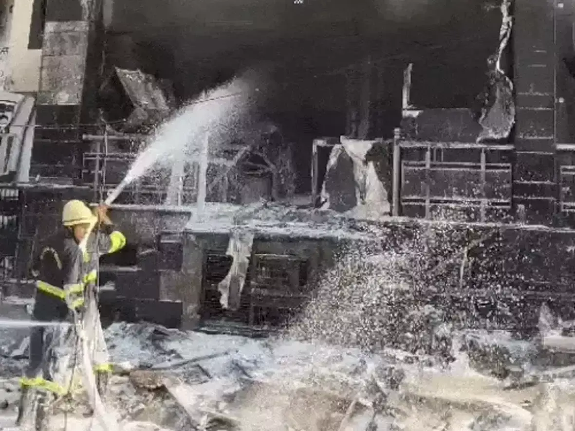 Hisar: हिसार के होटल में आग, दमकल की कई गाड़ियां मौके पर Hisar: हिसार के होटल में आग, दमकल की कई गाड़ियां मौके पर