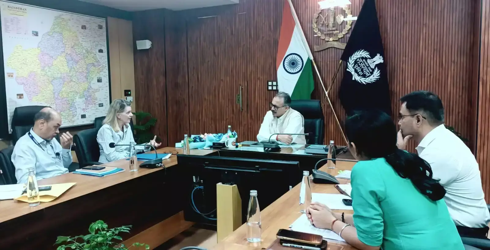 Jaipur: यूनिसेफ टीम ने डीजीपी राजीव कुमार शर्मा से की मुलाकात Jaipur: यूनिसेफ टीम ने डीजीपी राजीव कुमार शर्मा से की मुलाकात