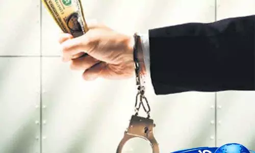 Rohtak में 1 लाख रुपये की रिश्वत लेते हुए 2 RTA अधिकारी गिरफ्तार Rohtak में 1 लाख रुपये की रिश्वत लेते हुए 2 RTA अधिकारी गिरफ्तार