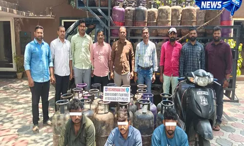 Hyderabad Police ने कालाबाजारी गैंग का भंडाफोड़ कर 129 कमर्शियल सिलेंडर किए जब्त Hyderabad Police ने कालाबाजारी गैंग का भंडाफोड़ कर 129 कमर्शियल सिलेंडर किए जब्त