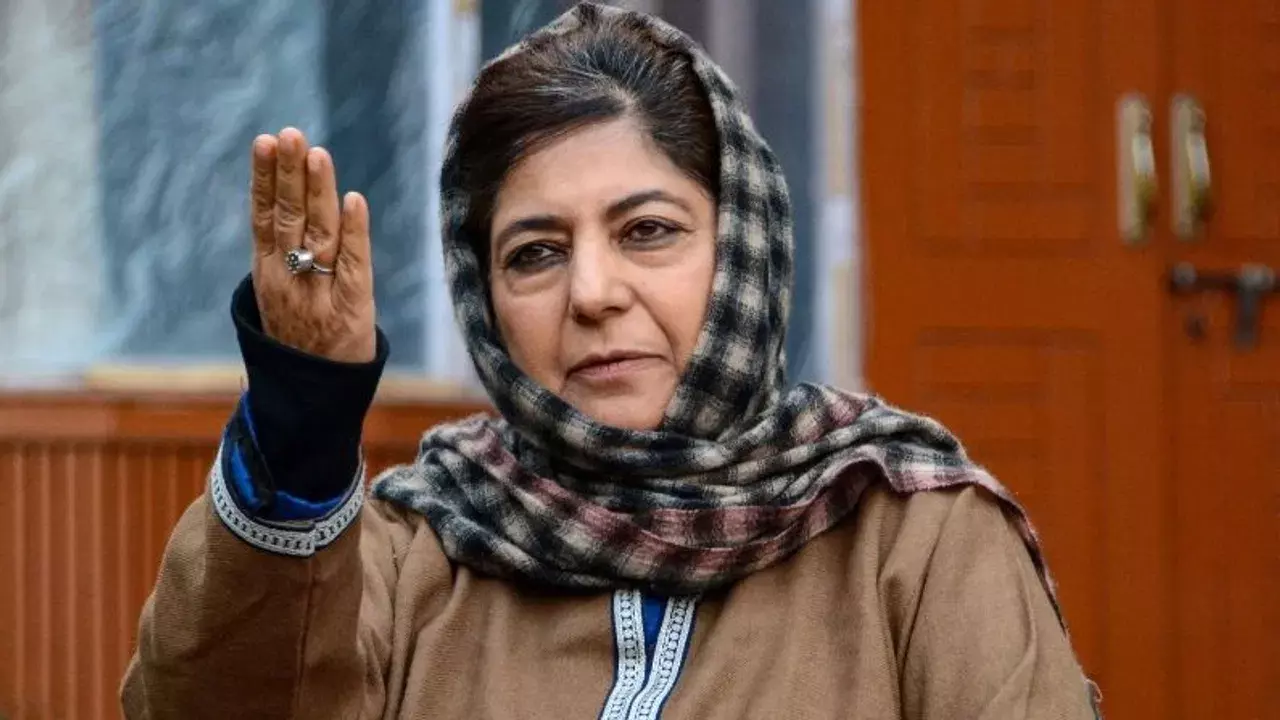 Srinagar: धार्मिक ग्रंथों को राजनीति में घसीटने पर विवाद, महबूबा मुफ्ती ने जताई कड़ी आपत्ति Srinagar: धार्मिक ग्रंथों को राजनीति में घसीटने पर विवाद, महबूबा मुफ्ती ने जताई कड़ी आपत्ति