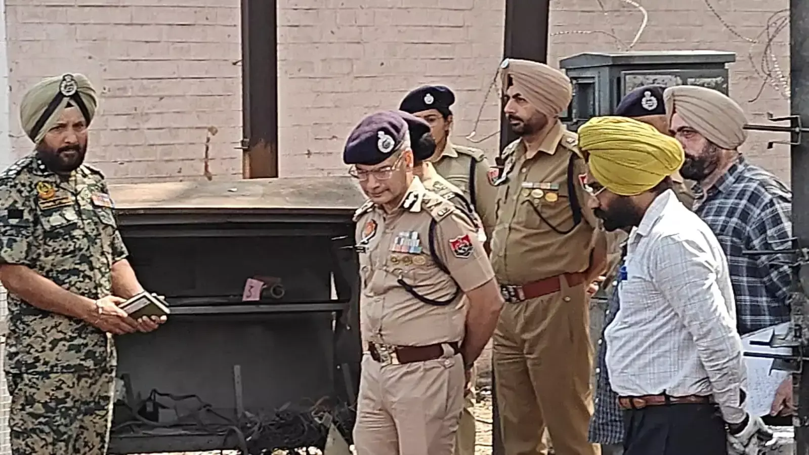 Chandigarh: धमाकों के पीछे विदेशी साजिश का शक, डीजीपी का बयान Chandigarh: धमाकों के पीछे विदेशी साजिश का शक, डीजीपी का बयान