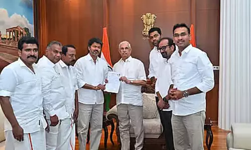 Thaveka नेता विजय ने सरकार बनाने का दावा पेश किया, बहुमत साबित करने की मांग तेज Thaveka नेता विजय ने सरकार बनाने का दावा पेश किया, बहुमत साबित करने की मांग तेज