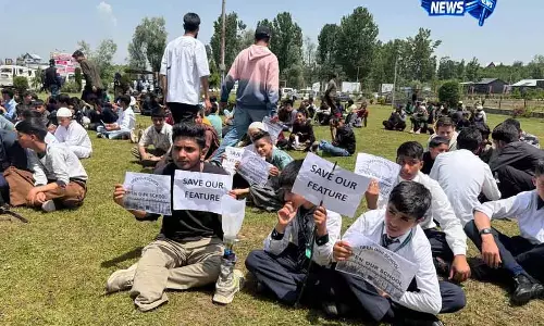 शोपियां में शिक्षा के लिए प्रदर्शन, जामिया सिराज-उल-उलूम खोलने की मांग