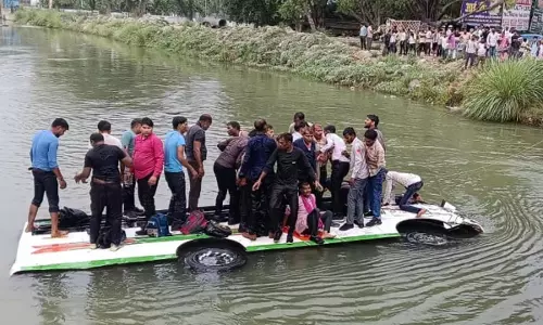 बस नहर में गिरी, सवार थे फैक्ट्री कर्मचारी बस नहर में गिरी, सवार थे फैक्ट्री कर्मचारी