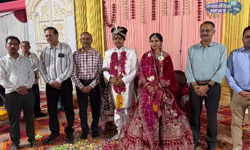 Chhatarpur में अनोखी शादी: जेल ऑफिसर और पूर्व कैदी का विवाह चर्चा में Chhatarpur में अनोखी शादी: जेल ऑफिसर और पूर्व कैदी का विवाह चर्चा में