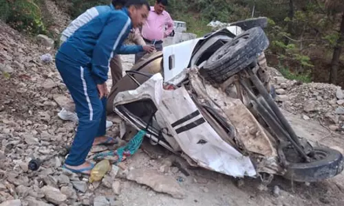 खाई में गिरी कार, 3 युवकों की मौत खाई में गिरी कार, 3 युवकों की मौत