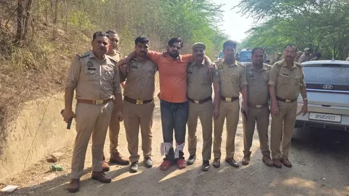 Greater Noida: गांव में वारदात के बाद तनावपूर्ण माहौल Greater Noida: गांव में वारदात के बाद तनावपूर्ण माहौल