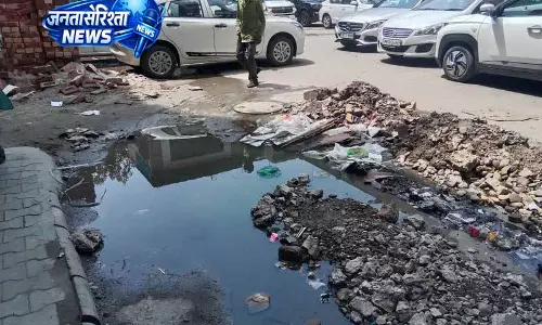 Ludhiana: पार्किंग में सीवर रिपेयर में देरी से व्यापारी और आम जनता परेशान Ludhiana: पार्किंग में सीवर रिपेयर में देरी से व्यापारी और आम जनता परेशान