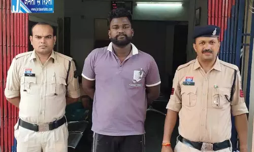Live मैच में हार-जीत का खेल बेनकाब, धमतरी शहर में सटोरिया की हुई गिरफ्तारी Live मैच में हार-जीत का खेल बेनकाब, धमतरी शहर में सटोरिया की हुई गिरफ्तारी