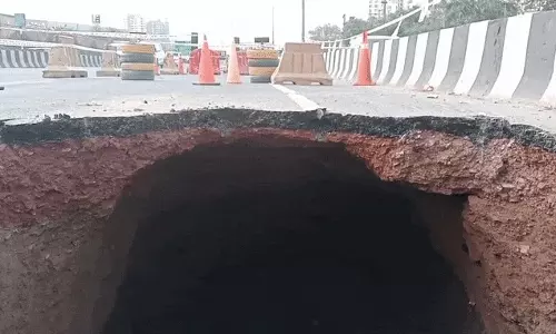 Gurugram: हाईवे पर बार-बार धंस रही सड़क, चिंता बढ़ी Gurugram: हाईवे पर बार-बार धंस रही सड़क, चिंता बढ़ी
