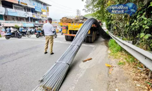 कलामस्सेरी HMT जंक्शन पर बड़ा हादसा टला, ट्रेलर से लोहे का तार सड़क पर गिरा कलामस्सेरी HMT जंक्शन पर बड़ा हादसा टला, ट्रेलर से लोहे का तार सड़क पर गिरा