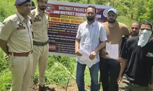 Kulgam: लगभग 1 करोड़ की जमीन पर प्रशासन की कार्रवाई Kulgam: लगभग 1 करोड़ की जमीन पर प्रशासन की कार्रवाई