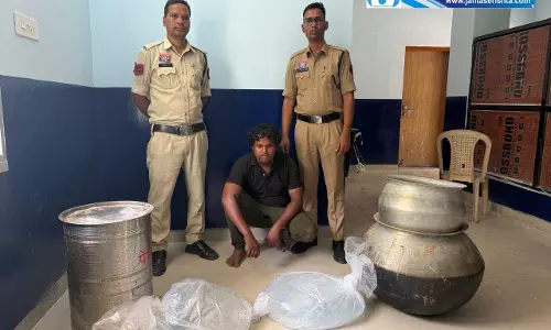 स्कूल पारा में 50 लीटर महुआ शराब जब्त, ग्रामीण अरेस्ट स्कूल पारा में 50 लीटर महुआ शराब जब्त, ग्रामीण अरेस्ट