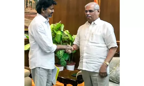 Tamil Nadu: राज्यपाल ने विजय से बहुमत साबित करने को कहा, समर्थन वाले विधायकों की सूची मांगी Tamil Nadu: राज्यपाल ने विजय से बहुमत साबित करने को कहा, समर्थन वाले विधायकों की सूची मांगी