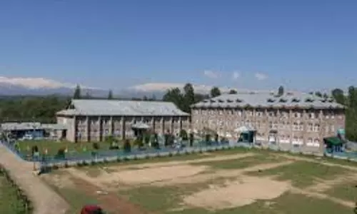 Shopian: जामिया सिराज-उल-उलूम को फिर से खोलने की मांग तेज Shopian: जामिया सिराज-उल-उलूम को फिर से खोलने की मांग तेज
