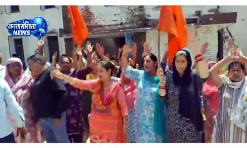 हिंदुस्तान पेंसिल्स के कर्मचारियों ने Jammu लेबर ऑफिस के बाहर किया हंगामा हिंदुस्तान पेंसिल्स के कर्मचारियों ने Jammu लेबर ऑफिस के बाहर किया हंगामा