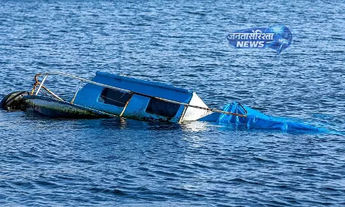 Mahi River हादसा: नाव पलटने के बाद 21 वर्षीय युवक का शव बरामद,बालक की तलाश जारी Mahi River हादसा: नाव पलटने के बाद 21 वर्षीय युवक का शव बरामद,बालक की तलाश जारी