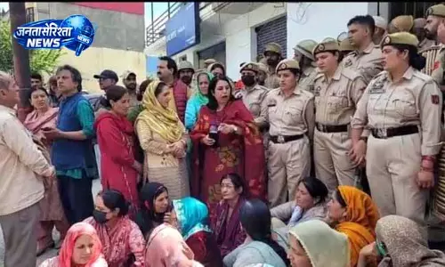 Jammu में शराब दुकान विरोध आंदोलन तेज, स्थानीय प्रशासन सतर्क Jammu में शराब दुकान विरोध आंदोलन तेज, स्थानीय प्रशासन सतर्क