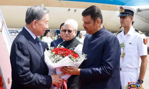 वियतनाम के राष्ट्रपति तो लाम मुंबई पहुंचे, महाराष्ट्र के CM देवेंद्र फडणवीस ने उनका स्वागत किया