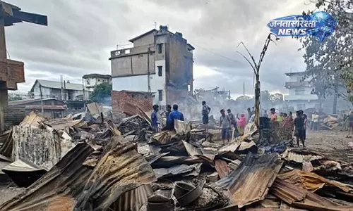 Manipur : कामजोंग में बॉर्डर के पास हमला, मिलिटेंट्स ने गांवों में आग लगाई, एक महिला घायल Manipur : कामजोंग में बॉर्डर के पास हमला, मिलिटेंट्स ने गांवों में आग लगाई, एक महिला घायल