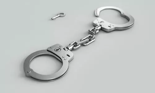 Odisha : भद्रक में पुलिस कस्टडी से आरोपी फरार, खेत में धक्का देकर भागा, तलाश जारी Odisha : भद्रक में पुलिस कस्टडी से आरोपी फरार, खेत में धक्का देकर भागा, तलाश जारी