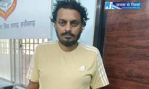 लाखों की धोखाधड़ी का फरार आरोपी जगदलपुर से गिरफ्तार लाखों की धोखाधड़ी का फरार आरोपी जगदलपुर से गिरफ्तार