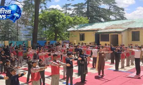Himachal: टूटीकंडी के स्कूल में योग को जीवन का हिस्सा बनाने का संदेश Himachal: टूटीकंडी के स्कूल में योग को जीवन का हिस्सा बनाने का संदेश