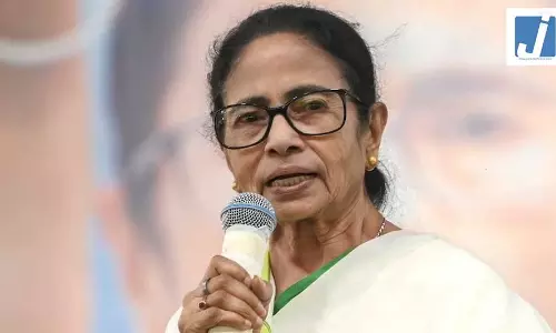 पश्चिम बंगाल में राज्यपाल ने बर्खास्त किया मंत्रिमंडल, इस्तीफा नहीं देने पर अड़ीं ममता बनर्जी अब मुख्यमंत्री नहीं