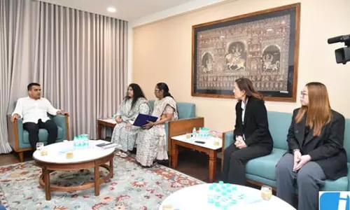 उपमुख्यमंत्री हर्ष सांघवी ने होतायी इलेक्ट्रॉनिक्स को ऑफर कम अलॉटमेंट लेटर दिया उपमुख्यमंत्री हर्ष सांघवी ने होतायी इलेक्ट्रॉनिक्स को ऑफर कम अलॉटमेंट लेटर दिया