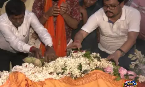 BJP नेता सुवेंदु अधिकारी के सहयोगी को पुष्पांजलि अर्पित की गई BJP नेता सुवेंदु अधिकारी के सहयोगी को पुष्पांजलि अर्पित की गई