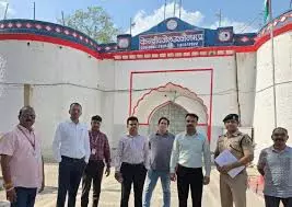 Ujjain: पीएफ घोटाले की जांच के लिए भैरवगढ़ जेल पहुंची EOW Ujjain: पीएफ घोटाले की जांच के लिए भैरवगढ़ जेल पहुंची EOW