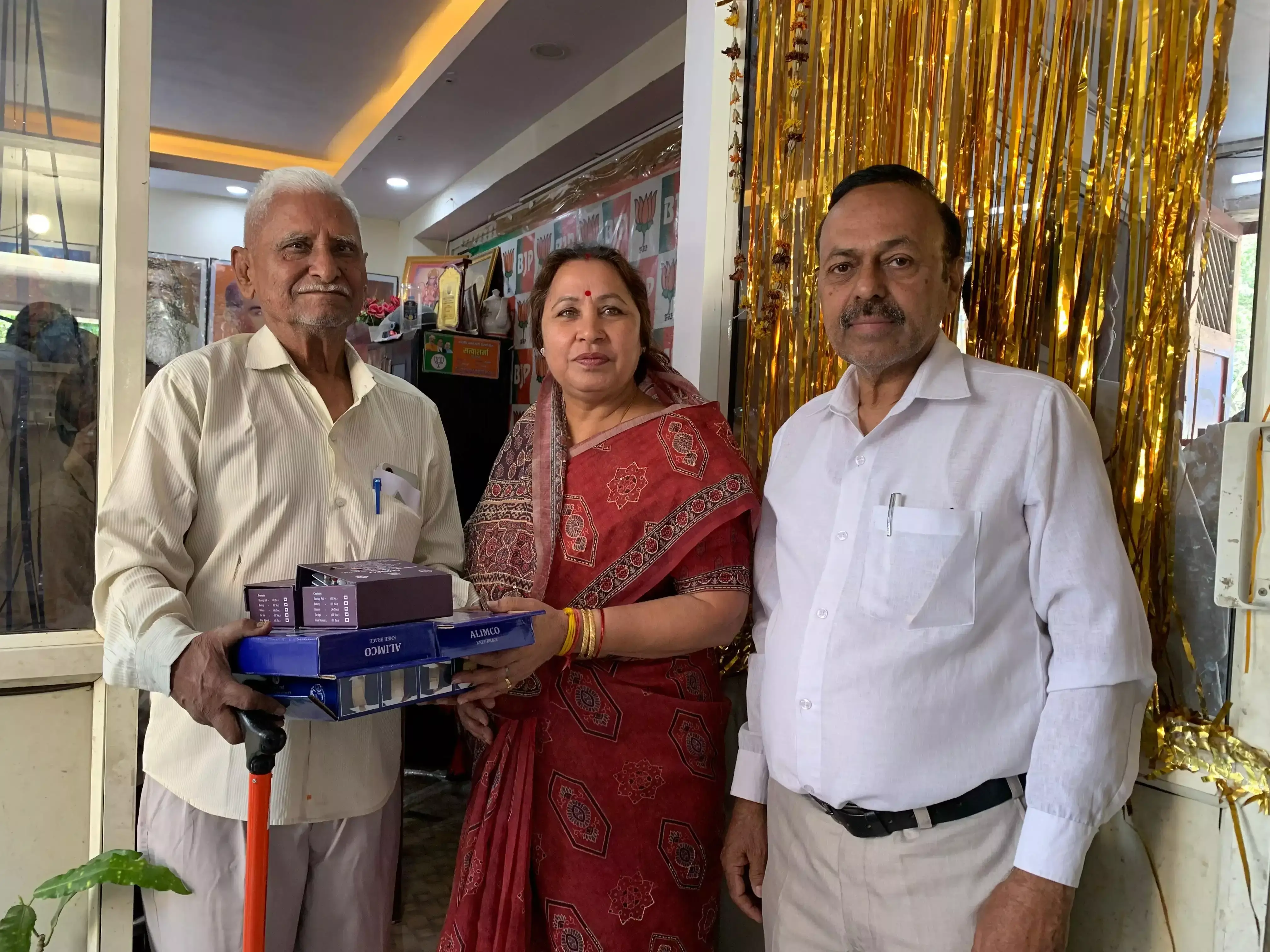 New Delhi: सत्या शर्मा की पहल पर लगा सहायता शिविर, निःशुल्क उपकरण वितरण से लाभार्थियों में खुशी New Delhi: सत्या शर्मा की पहल पर लगा सहायता शिविर, निःशुल्क उपकरण वितरण से लाभार्थियों में खुशी