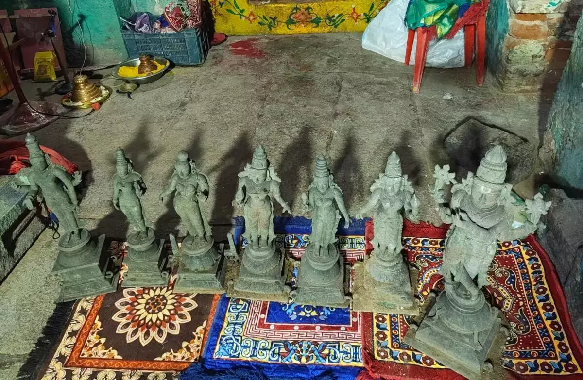 Andhra: पलनाडू जिले के इनुमेला गांव के मंदिर में 7 पंचलोहा मूर्तियां दबी हुई मिलीं Andhra: पलनाडू जिले के इनुमेला गांव के मंदिर में 7 पंचलोहा मूर्तियां दबी हुई मिलीं