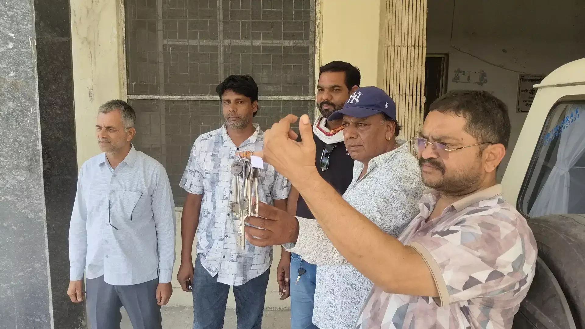 Chittorgarh: शराब व्यवसायियों ने चाबियां सौंप जताया विरोध Chittorgarh: शराब व्यवसायियों ने चाबियां सौंप जताया विरोध