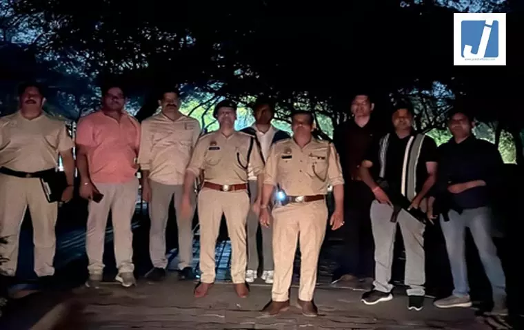 पुलिस की मुठभेड़ में कुख्यात बदमाश गिरफ्तार, पैर में लगी गोली पुलिस की मुठभेड़ में कुख्यात बदमाश गिरफ्तार, पैर में लगी गोली