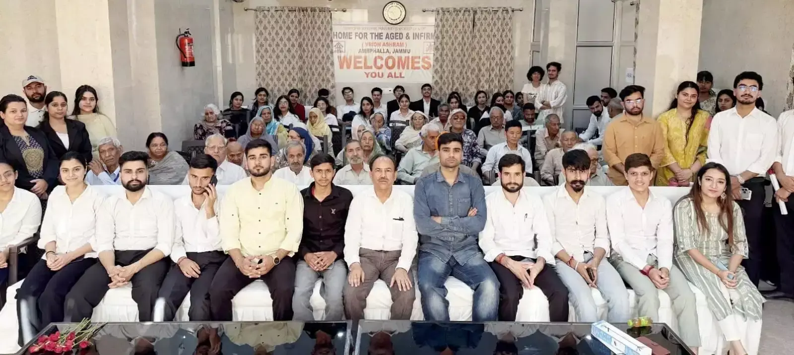 Jammu: बुजुर्गों के साथ छात्रों ने साझा किए भावुक क्षण Jammu: बुजुर्गों के साथ छात्रों ने साझा किए भावुक क्षण