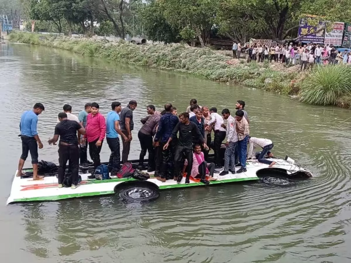 बस नहर में गिरी, सवार थे फैक्ट्री कर्मचारी बस नहर में गिरी, सवार थे फैक्ट्री कर्मचारी