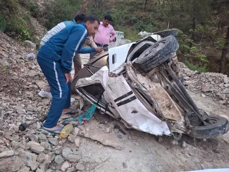 खाई में गिरी कार, 3 युवकों की मौत खाई में गिरी कार, 3 युवकों की मौत