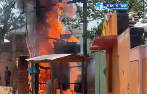 चिंगरी के साथ ट्रांसफार्मर में लगी आग, घर छोड़कर भागे आसपास के रहवासी चिंगरी के साथ ट्रांसफार्मर में लगी आग, घर छोड़कर भागे आसपास के रहवासी