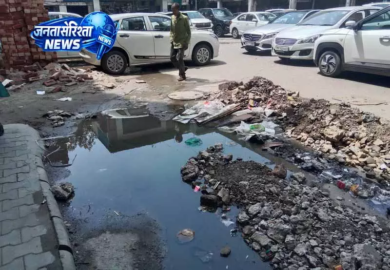 Ludhiana: पार्किंग में सीवर रिपेयर में देरी से व्यापारी और आम जनता परेशान Ludhiana: पार्किंग में सीवर रिपेयर में देरी से व्यापारी और आम जनता परेशान