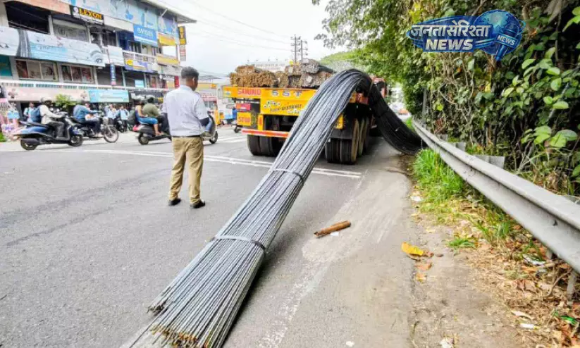 कलामस्सेरी HMT जंक्शन पर बड़ा हादसा टला, ट्रेलर से लोहे का तार सड़क पर गिरा कलामस्सेरी HMT जंक्शन पर बड़ा हादसा टला, ट्रेलर से लोहे का तार सड़क पर गिरा