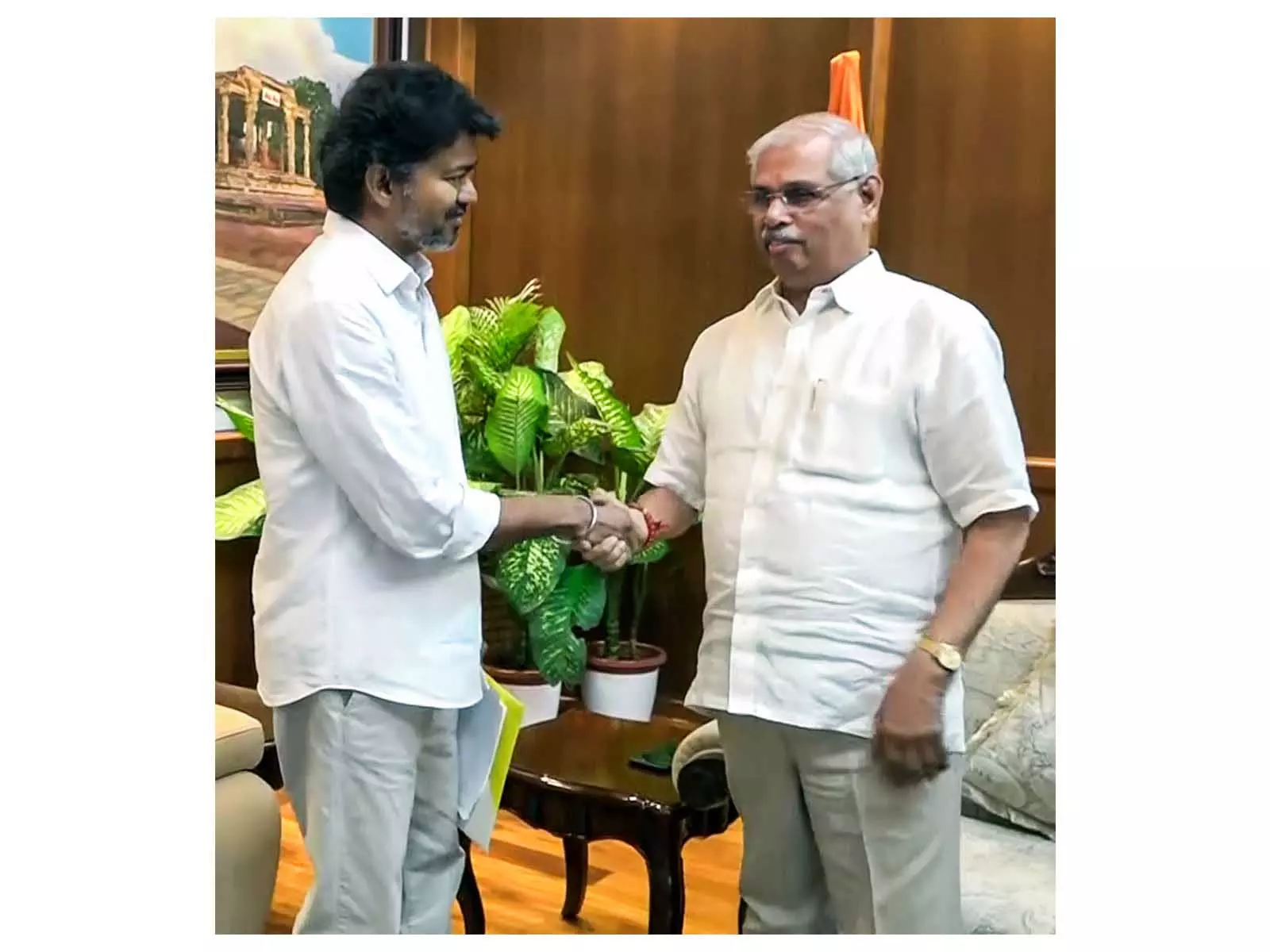 Tamil Nadu: राज्यपाल ने विजय से बहुमत साबित करने को कहा, समर्थन वाले विधायकों की सूची मांगी Tamil Nadu: राज्यपाल ने विजय से बहुमत साबित करने को कहा, समर्थन वाले विधायकों की सूची मांगी