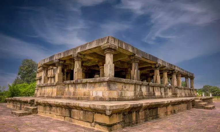 पत्थरों में उकेरी इतिहास की जीवंत गाथा, बारसूर का बत्तीसा मंदिर अद्भुत शिल्पकला का प्रतीक पत्थरों में उकेरी इतिहास की जीवंत गाथा, बारसूर का बत्तीसा मंदिर अद्भुत शिल्पकला का प्रतीक